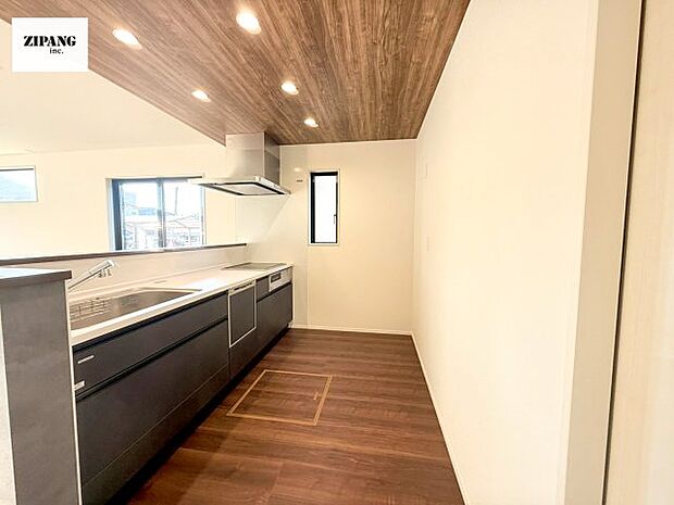 【キッチン】【キッチン】お子さまや家族と距離感近く料理が可能な対面式のシステムキッチンです。3口コンロのキッチンでお料理のレパートリーが増えそうです♪