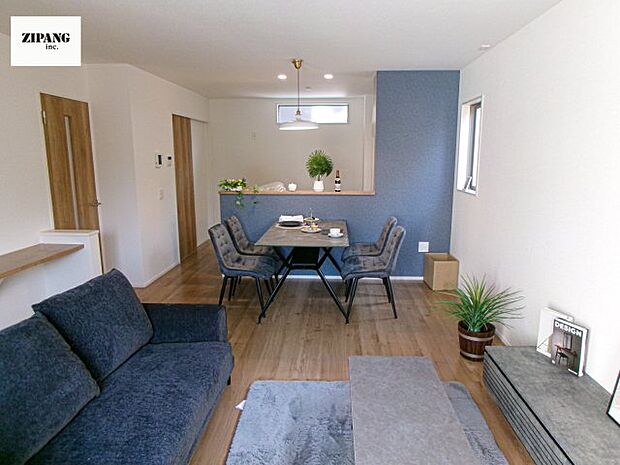 【居間・リビング】【リビング】キッチンと一体になったリビングはひろびろとしたくつろぎ空間を実現しています。 モデル家具設置中!家具配置の参考になります♪