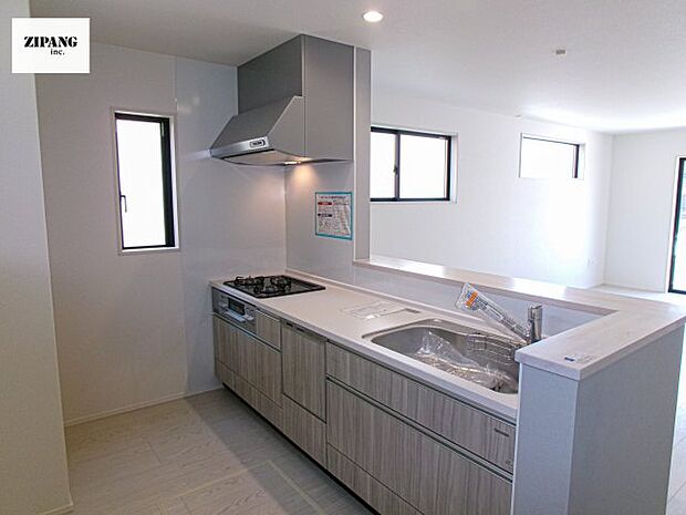 【キッチン】【キッチン】お子さまや家族と距離感近く料理が可能な対面式のシステムキッチンです。3口コンロのキッチンでお料理のレパートリーが増えそうです♪