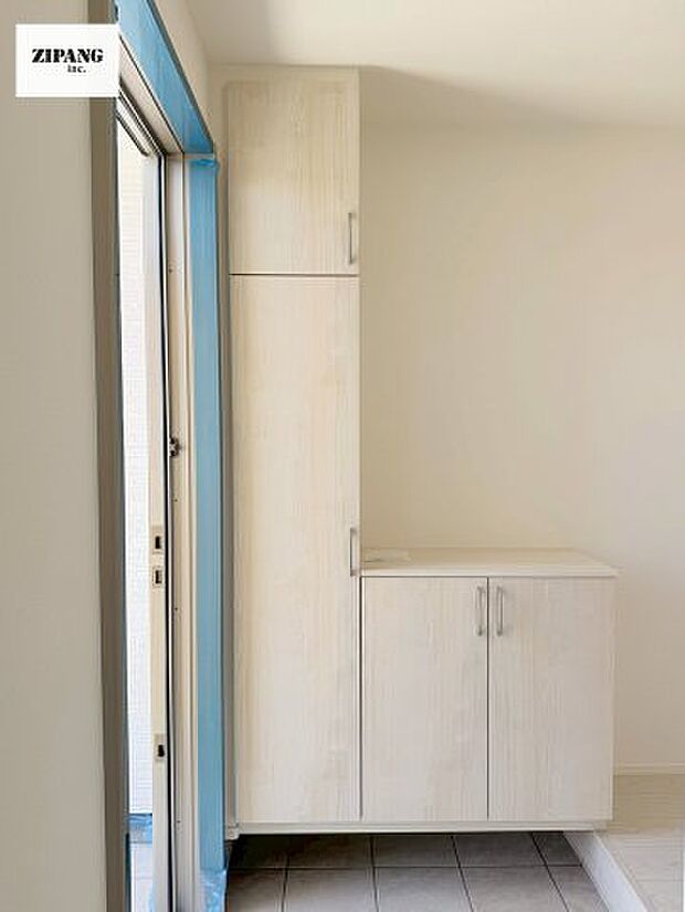 【玄関】【玄関】明るい玄関。大容量の収納スペースは大家族でもらくらく収納可能です。