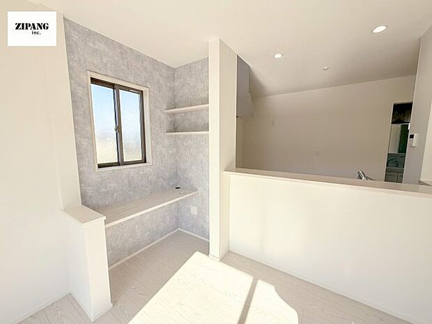 【居間・リビング】【スタディカウンター】リビングの一角に設置されたカウンターは、お子様の勉強や家事、ワークスペースに好評です。