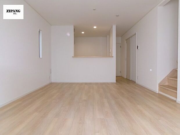 【居間・リビング】【リビング】キッチンと一体になったリビングはひろびろとしたくつろぎ空間を実現しています。