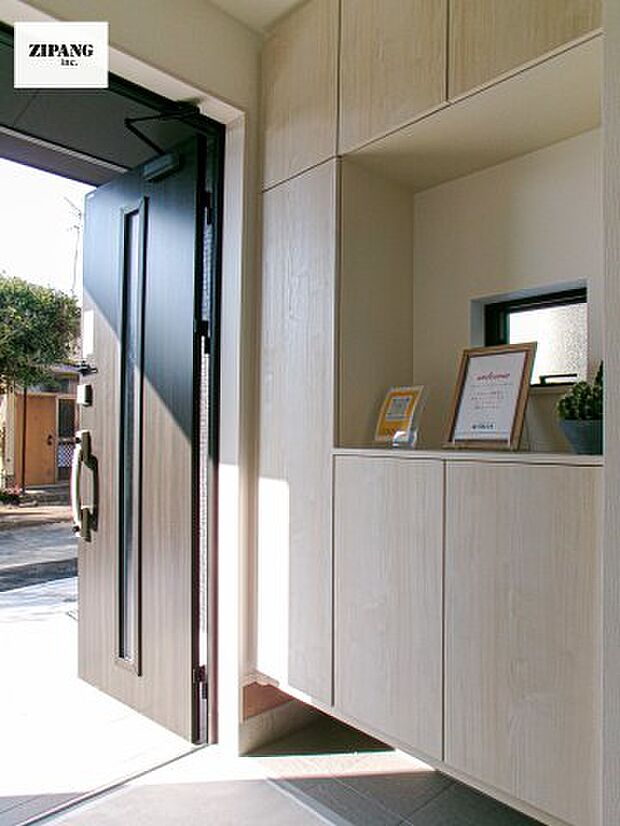 【玄関】【玄関】玄関に窓があるとお家全体が明るい印象を受けます。大容量の収納力で整理整頓もばっちりです。