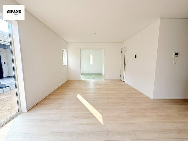 【居間・リビング】【リビング】キッチンと一体になったリビングはひろびろとしたくつろぎ空間を実現しています。