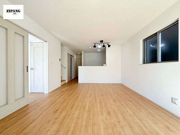 【居間・リビング】【リビング】キッチンと一体になったリビングはひろびろとしたくつろぎ空間を実現しています。