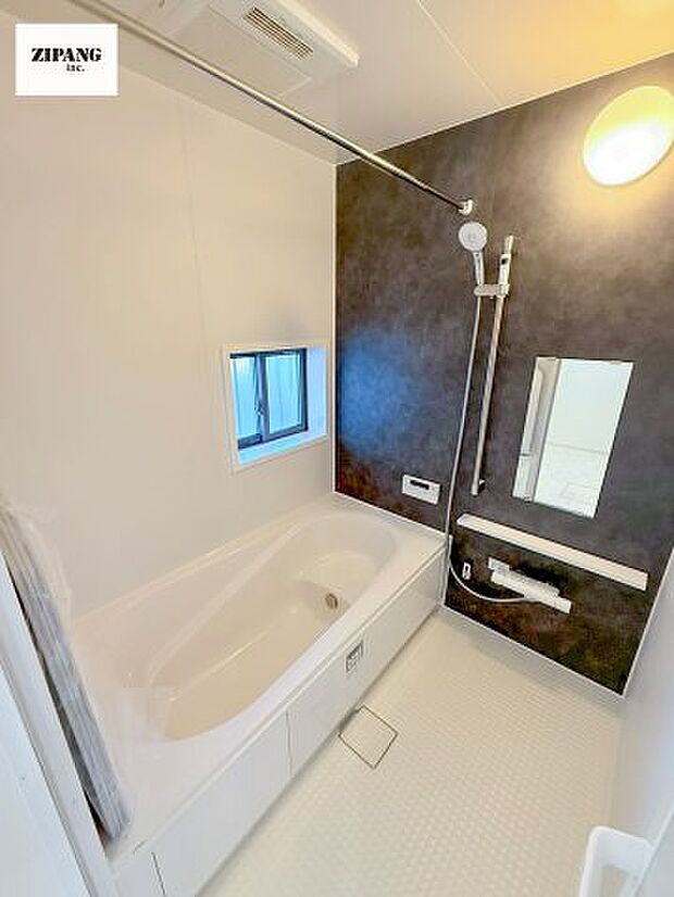 【風呂】【浴室】1坪タイプのお風呂。浴室暖房換気乾燥機付きで、雨の日の洗濯や冬の入浴を快適に過ごせます。