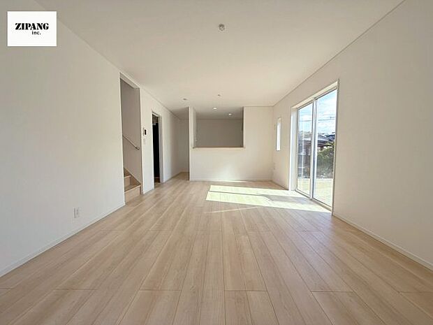 【居間・リビング】【リビング】キッチンと一体になったリビングはひろびろとしたくつろぎ空間を実現しています。