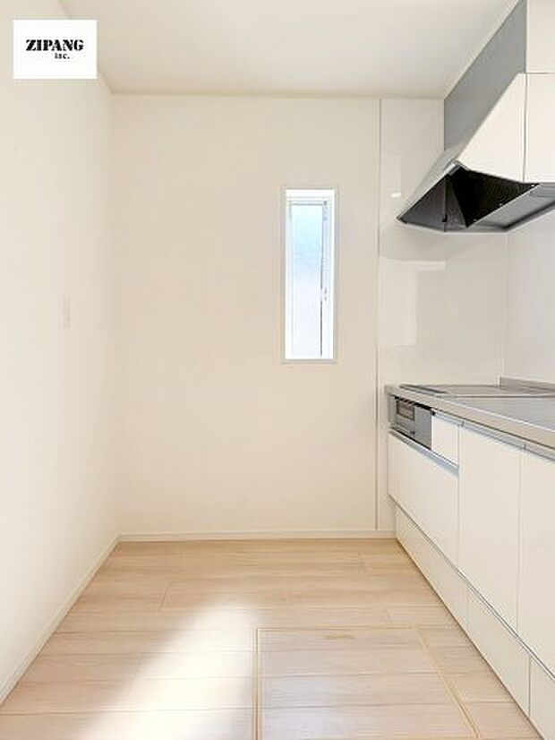 【キッチン】【キッチン】お子さまや家族と距離感近く料理が可能な対面式のシステムキッチンです。IHの3つ口コンロでお料理のレパートリーが増えそうです。