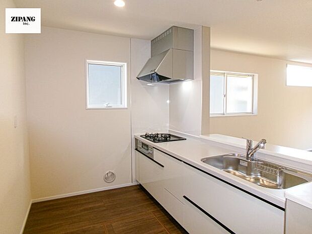 【キッチン】【キッチン】お子さまや家族と距離感近く料理が可能な対面式のシステムキッチンです。3口コンロのキッチンでお料理のレパートリーが増えそうです♪