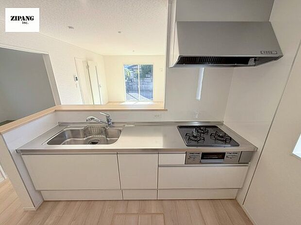 【キッチン】【キッチン】お子さまや家族と距離感近く料理が可能な対面式のシステムキッチンです。3口コンロのキッチンでお料理のレパートリーが増えそうです♪