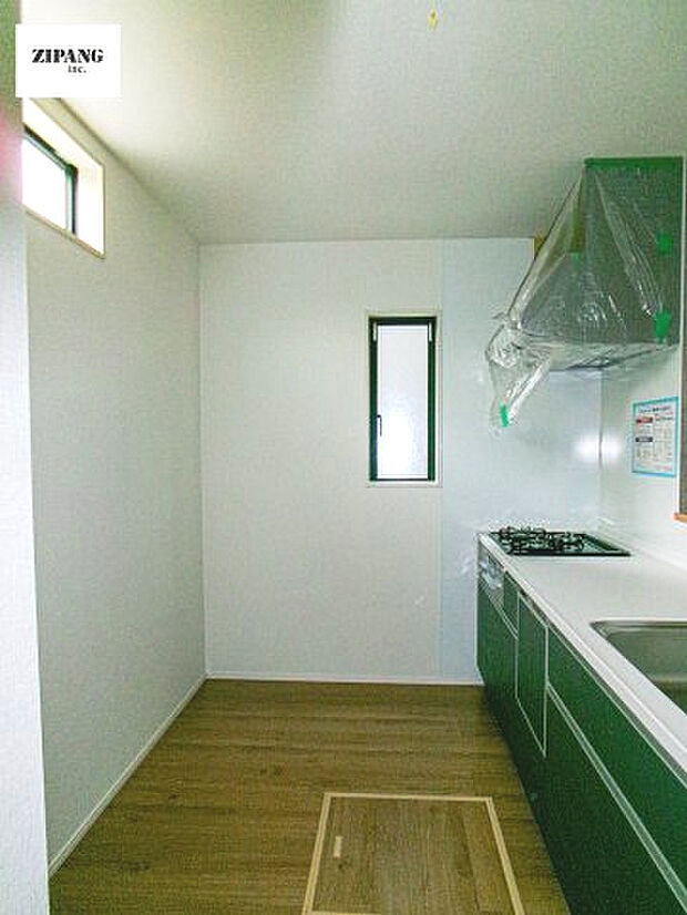 【キッチン】【キッチン】お子さまや家族と距離感近く料理が可能な対面式のシステムキッチンです。3口コンロのキッチンでお料理のレパートリーが増えそうです♪