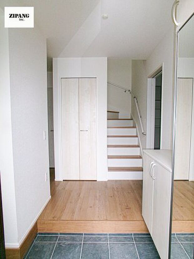 【玄関】【玄関】明るくすっきりした玄関が家族やお客さまを迎えてくれます。玄関タイルはお掃除しやすく清潔を保てます♪