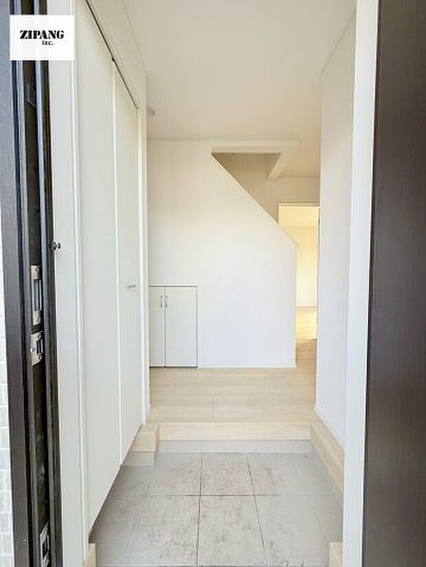 【玄関】【玄関】明るくすっきりした玄関が家族やお客さまを迎えてくれます。玄関タイルはお掃除しやすく清潔を保てます♪