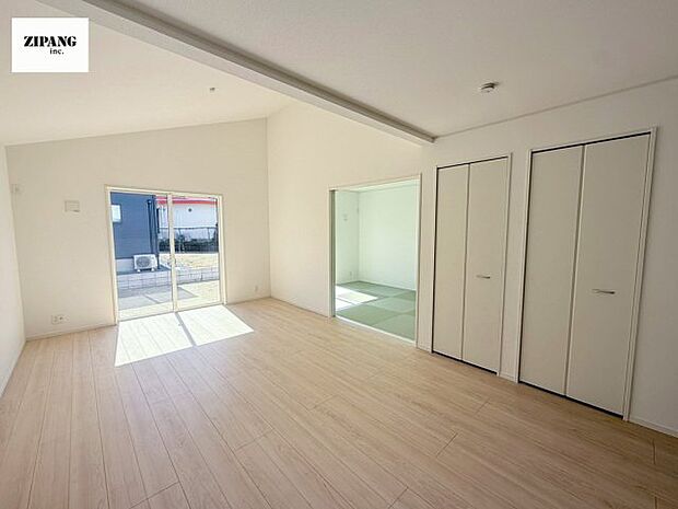 【居間・リビング】【リビング】キッチンと一体になったリビングはひろびろとしたくつろぎ空間を実現しています。 