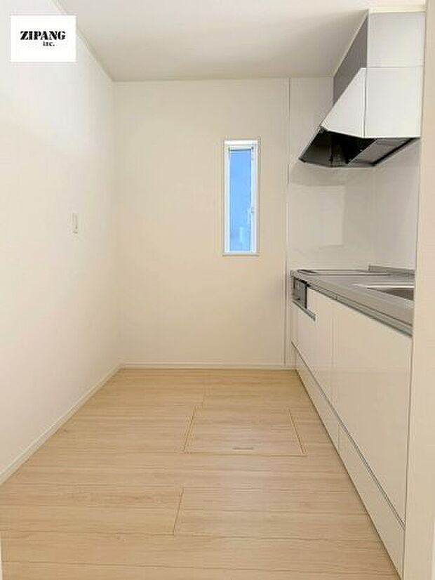 【キッチン】【キッチン】お子さまや家族と距離感近く料理が可能な対面式のシステムキッチンです。IHの3つ口コンロでお料理のレパートリーが増えそうです。