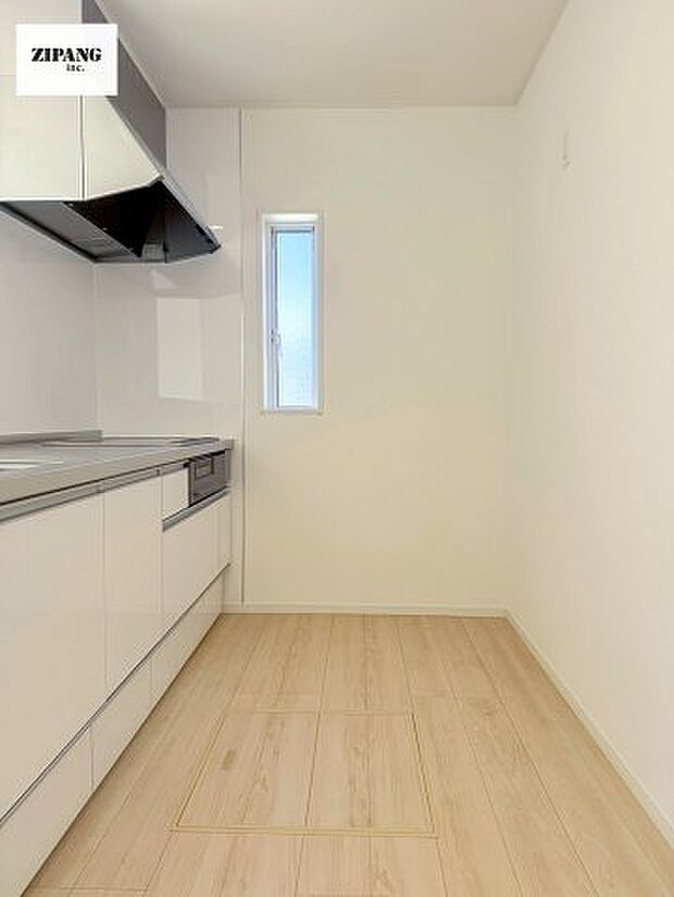 【キッチン】【キッチン】お子さまや家族と距離感近く料理が可能な対面式のシステムキッチンです。IHの3つ口コンロでお料理のレパートリーが増えそうです。