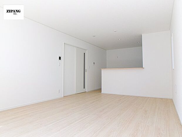 【居間・リビング】【リビング】キッチンと一体になったリビングはひろびろとしたくつろぎ空間を実現しています。 