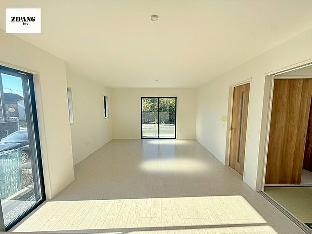 【居間・リビング】【リビング】キッチンと一体になったリビングはひろびろとしたくつろぎ空間を実現しています。