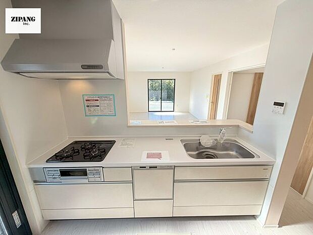 【キッチン】【キッチン】お子さまや家族と距離感近く料理が可能な対面式のシステムキッチンです。3口コンロのキッチンでお料理のレパートリーが増えそうです♪