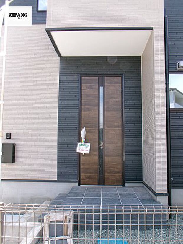 【玄関】【断熱玄関ドア】断熱性能にとって開口部の玄関はとても大事です。玄関先にはポスト、テレビカメラ付きのインターホンがあります。