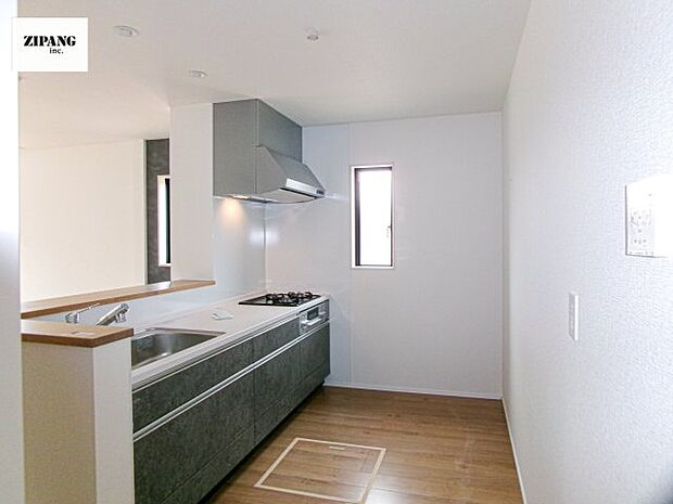 【キッチン】【キッチン】お子さまや家族と距離感近く料理が可能な対面式のシステムキッチンです。IHの3つ口コンロでお料理のレパートリーが増えそうです。