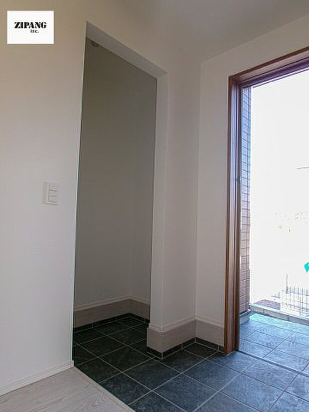 【収納】【シューズインクローク】靴や雨具、アウトドア用品など汚れや水を気にせず片付けられます。