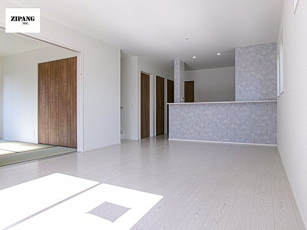 【居間・リビング】【リビング】キッチンと一体になったリビングはひろびろとしたくつろぎ空間を実現しています。