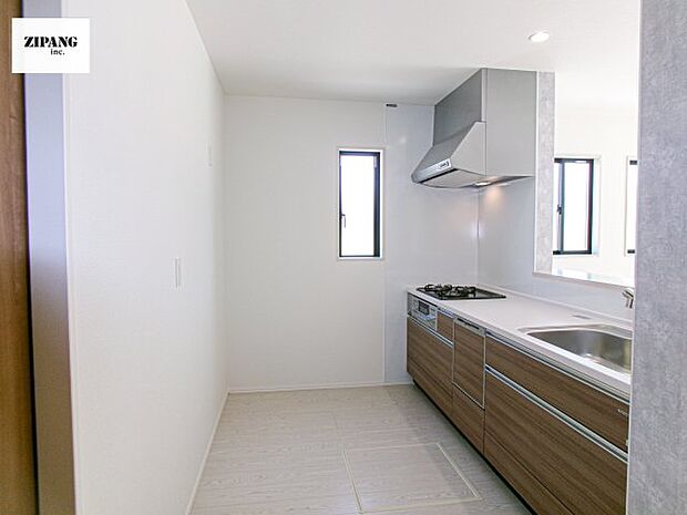 【キッチン】【キッチン】お子さまや家族と距離感近く料理が可能な対面式のシステムキッチンです。3口コンロのキッチンでお料理のレパートリーが増えそうです♪