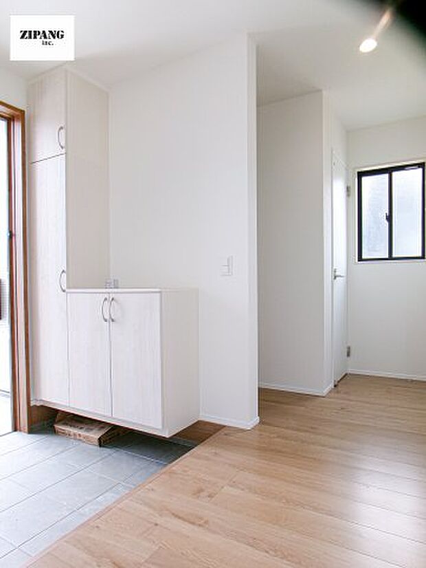 【玄関】【玄関】明るくすっきりした玄関が家族やお客さまを迎えてくれます。玄関タイルはお掃除しやすく清潔を保てます♪