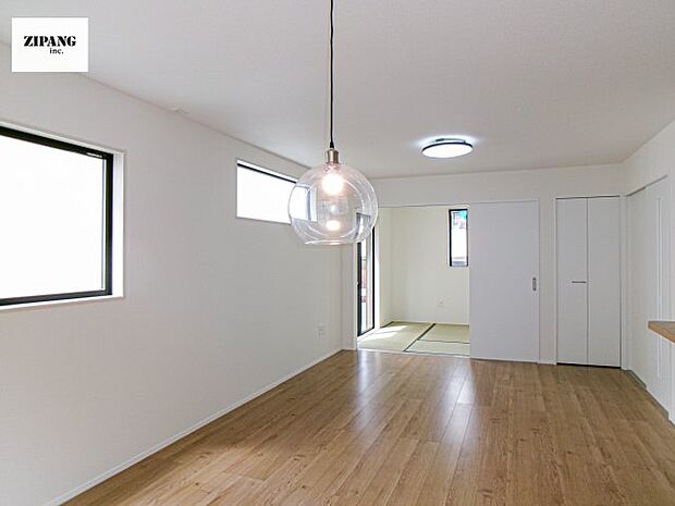 【居間・リビング】【リビング】キッチンと一体になったリビングはひろびろとしたくつろぎ空間を実現しています。