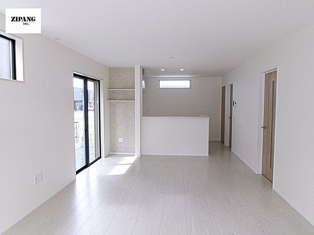 【居間・リビング】【リビング】キッチンと一体になったリビングはひろびろとしたくつろぎ空間を実現しています。