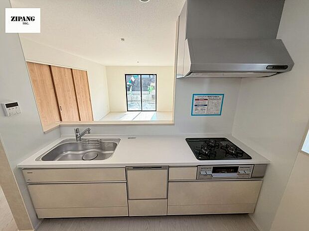 【キッチン】【キッチン】お子さまや家族と距離感近く料理が可能な対面式のシステムキッチンです。IHの3つ口コンロでお料理のレパートリーが増えそうです。 