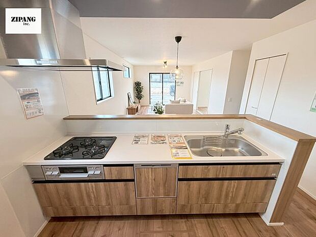 【キッチン】【キッチン】お子さまや家族と距離感近く料理が可能な対面式のシステムキッチンです。3口コンロのキッチンでお料理のレパートリーが増えそうです♪ 