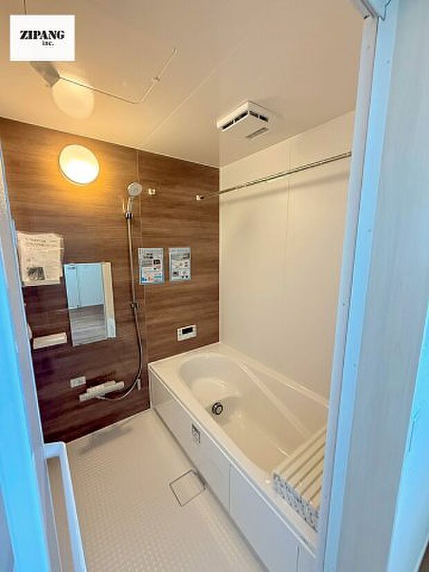 【風呂】【浴室】1坪タイプのお風呂。浴室暖房換気乾燥機付きで、雨の日の洗濯や冬の入浴を快適に過ごせます。