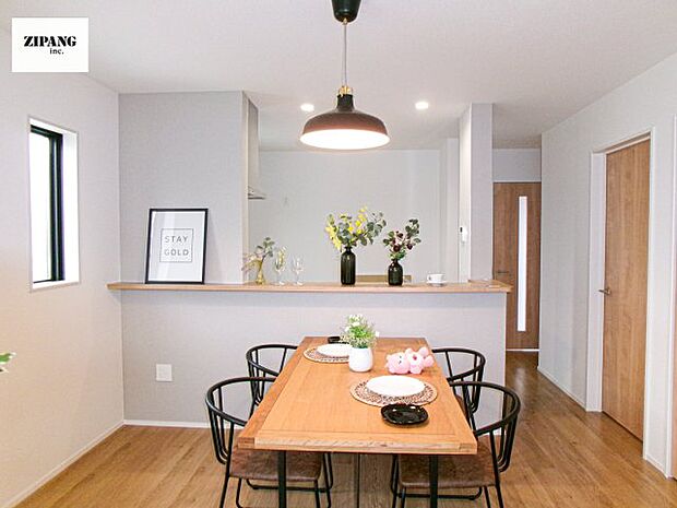 【キッチン】【リビング】キッチンと一体になったリビングはひろびろとしたくつろぎ空間を実現しています。 モデル家具設置中!家具配置の参考になります♪