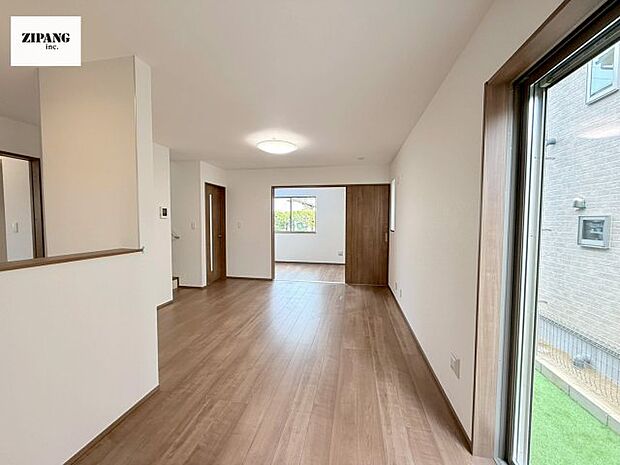 【居間・リビング】【リビング】キッチンと一体になったリビングはひろびろとしたくつろぎ空間を実現しています。