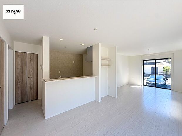 【居間・リビング】【リビング】キッチンと一体になったリビングはひろびろとしたくつろぎ空間を実現しています。 