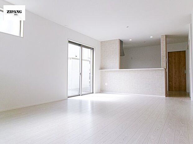 【居間・リビング】【リビング】キッチンと一体になったリビングはひろびろとしたくつろぎ空間を実現しています。 