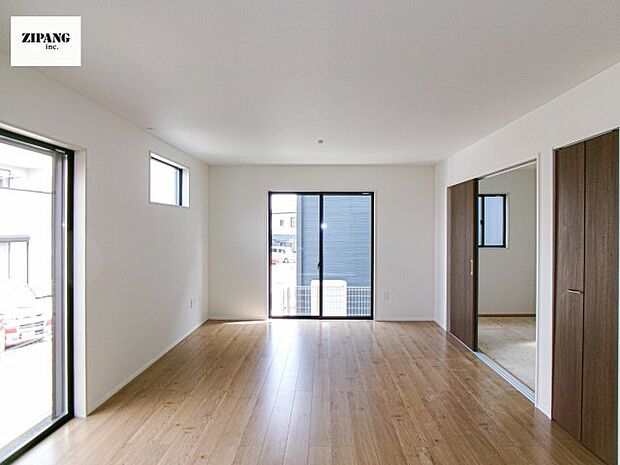 【居間・リビング】【リビング】キッチンと一体になったリビングはひろびろとしたくつろぎ空間を実現しています。 