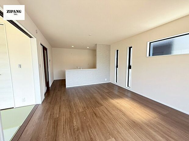 【居間・リビング】【リビング】キッチンと一体になったリビングはひろびろとしたくつろぎ空間を実現しています。