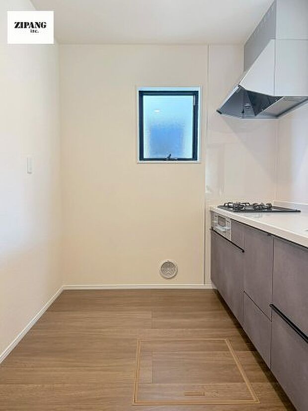 【キッチン】【キッチン】お子さまや家族と距離感近く料理が可能な対面式のシステムキッチンです。3口コンロのキッチンでお料理のレパートリーが増えそうです♪