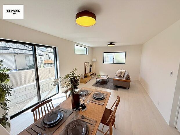 【居間・リビング】【リビング】キッチンと一体になったリビングはひろびろとしたくつろぎ空間を実現しています。 モデル家具設置中!家具配置の参考になります♪