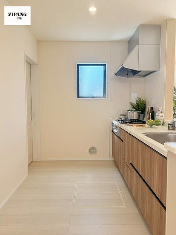 【キッチン】【キッチン】お子さまや家族と距離感近く料理が可能な対面式のシステムキッチンです。3口コンロのキッチンでお料理のレパートリーが増えそうです♪