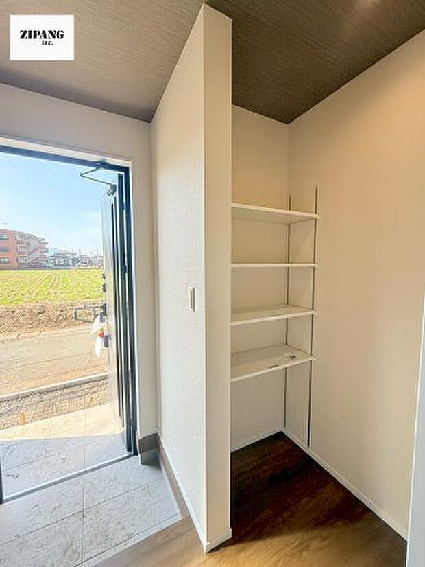 【玄関】【玄関】明るい玄関。大容量の収納スペースは大家族でもらくらく収納可能です。