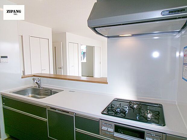 【キッチン】【キッチン】お子さまや家族と距離感近く料理が可能な対面式のシステムキッチンです。3口コンロのキッチンでお料理のレパートリーが増えそうです♪ 