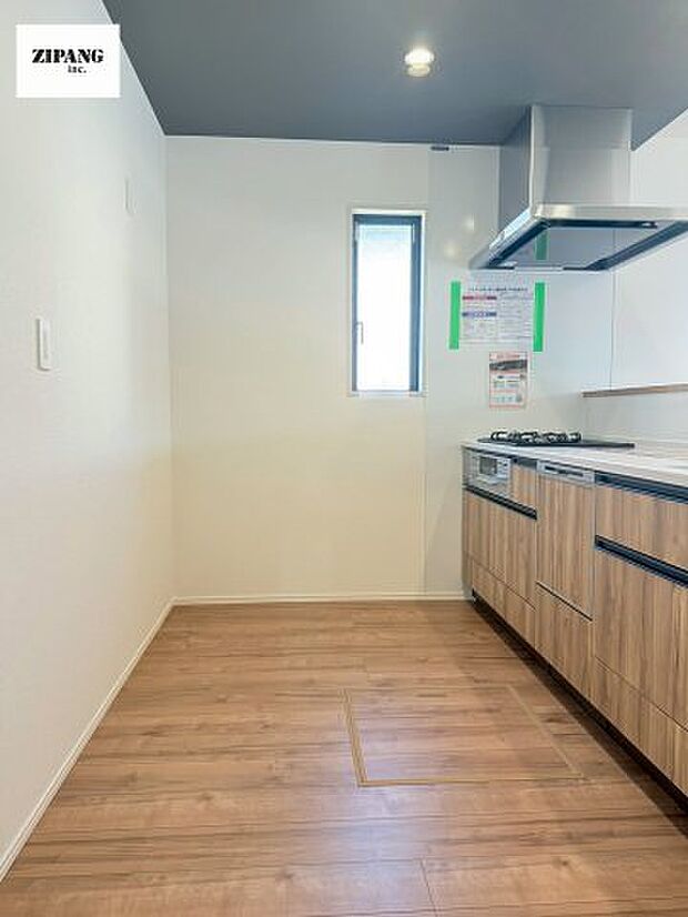 【キッチン】【キッチン】お子さまや家族と距離感近く料理が可能な対面式のシステムキッチンです。3口コンロのキッチンでお料理のレパートリーが増えそうです♪ 