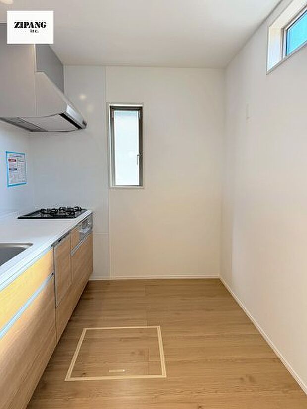 【キッチン】【キッチン】お子さまや家族と距離感近く料理が可能な対面式のシステムキッチンです。IHの3つ口コンロでお料理のレパートリーが増えそうです。