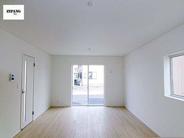 【居間・リビング】【リビング】キッチンと一体になったリビングはひろびろとしたくつろぎ空間を実現しています。 