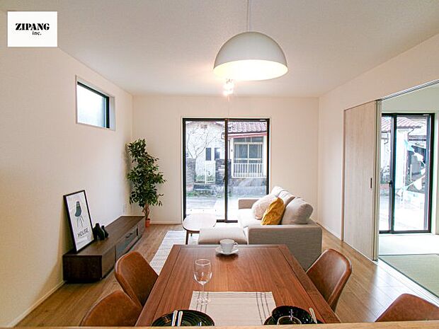 【居間・リビング】【リビング】キッチンと一体になったリビングはひろびろとしたくつろぎ空間を実現しています。 モデル家具設置中！家具配置の参考になります♪ 