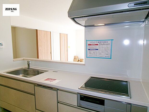 【キッチン】【キッチン】お子さまや家族と距離感近く料理が可能な対面式のシステムキッチンです。3口コンロのキッチンでお料理のレパートリーが増えそうです♪ 